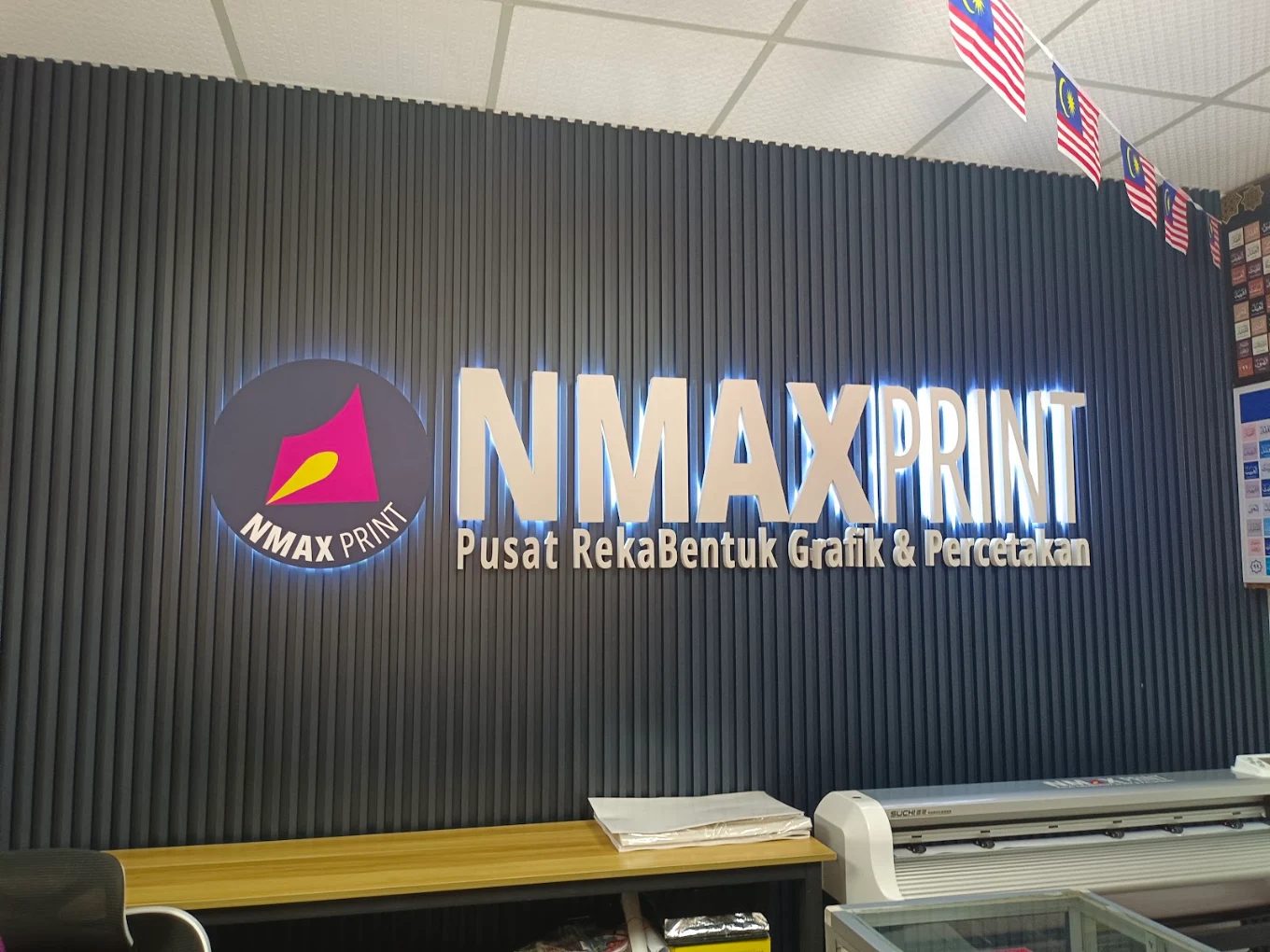 Dinding logo NMAX Print bercahaya di dalam kedai