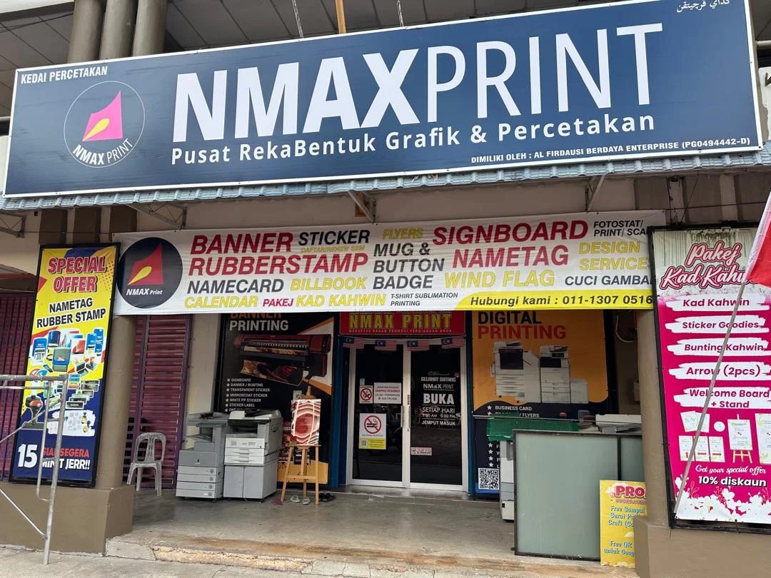 Hadapan kedai NMAX Print dengan papan tanda dan banner servis