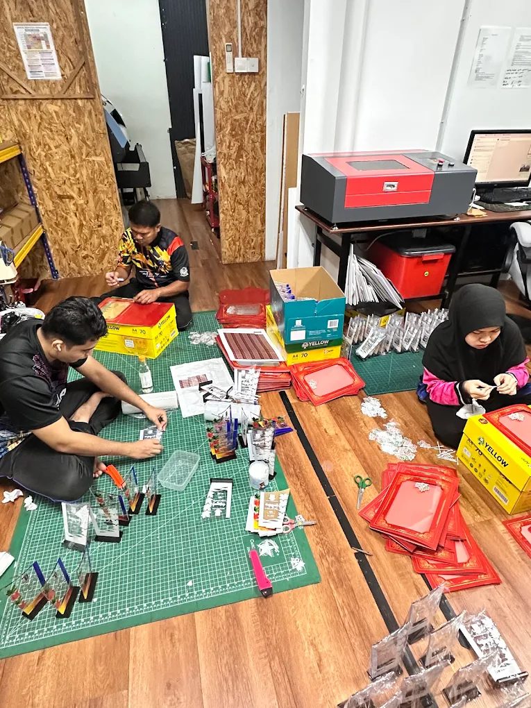 Pasukan NMAX Print memasang trofi dan cenderamata akrilik