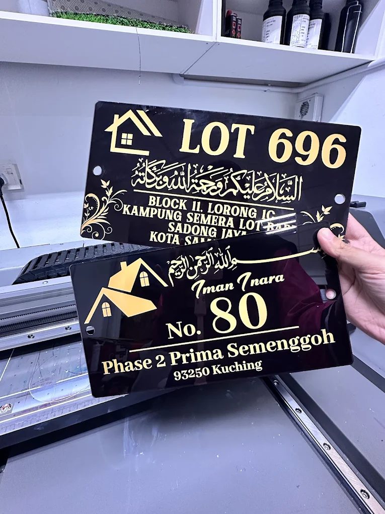 Plat nombor rumah akrilik hitam dengan tulisan emas